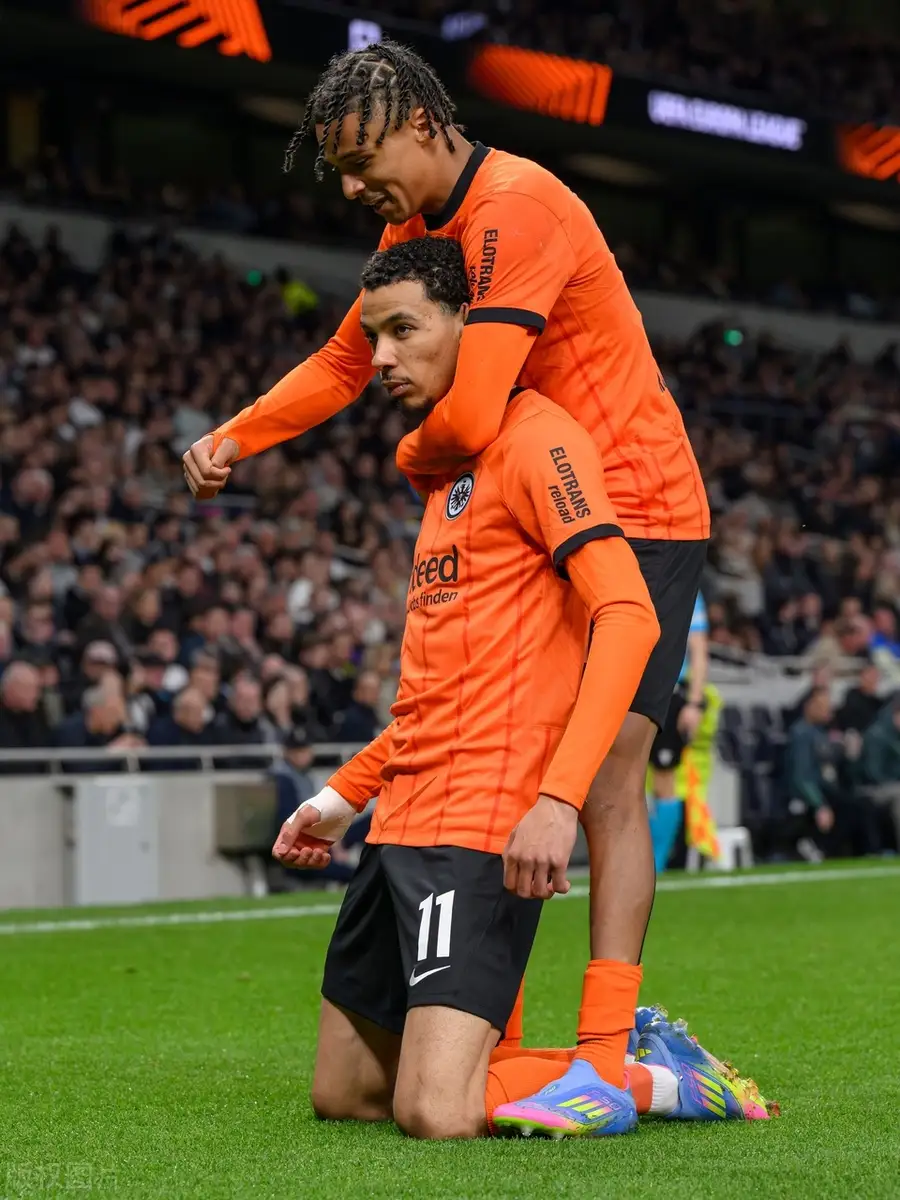 转折点！阿贾克斯强势反弹，欧冠关键时刻攻防权衡，管理层满意，赛程密集仍需轮换 