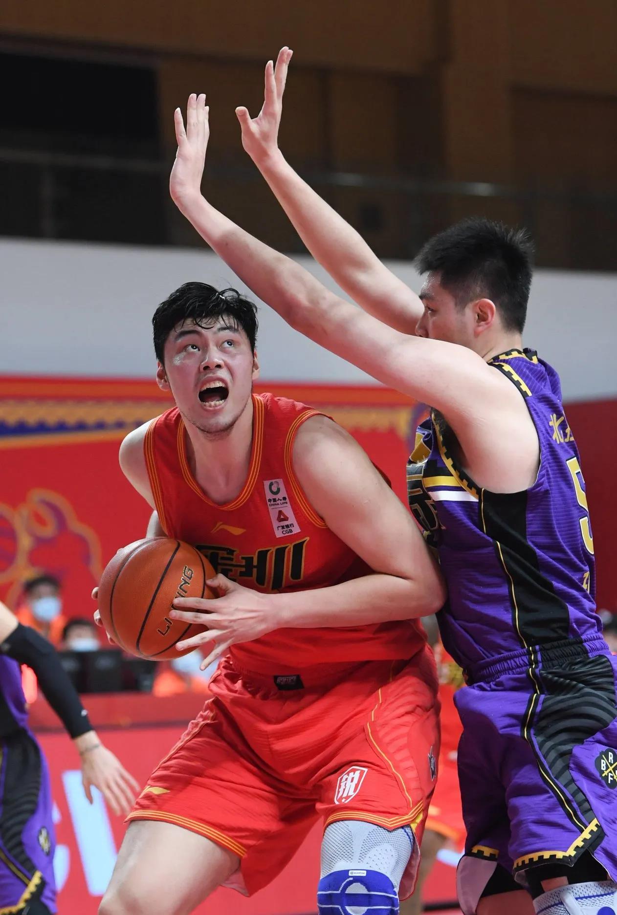 关于关键时刻山东男篮调整名单以备CBA季后赛，复出首秀环节打磨，气氛紧张，身体对抗强度拉满的信息