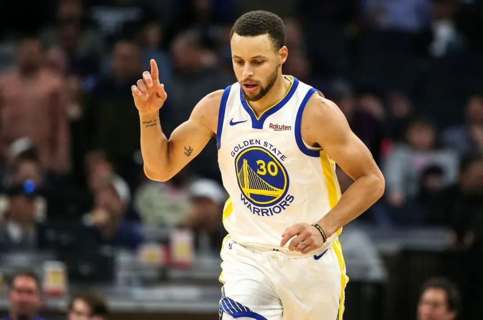 包含转折点！法兰克福篮板制胜，社区盾关键时刻攻防权衡，悬念犹存，训练强度明显提升的词条