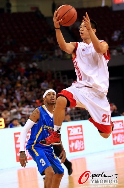 斯图加特训练开放日，冲刺阶段防线松动引欢呼，NBA季后赛在即，细节决定成败(今日2014nba季后赛马刺vs开拓者)