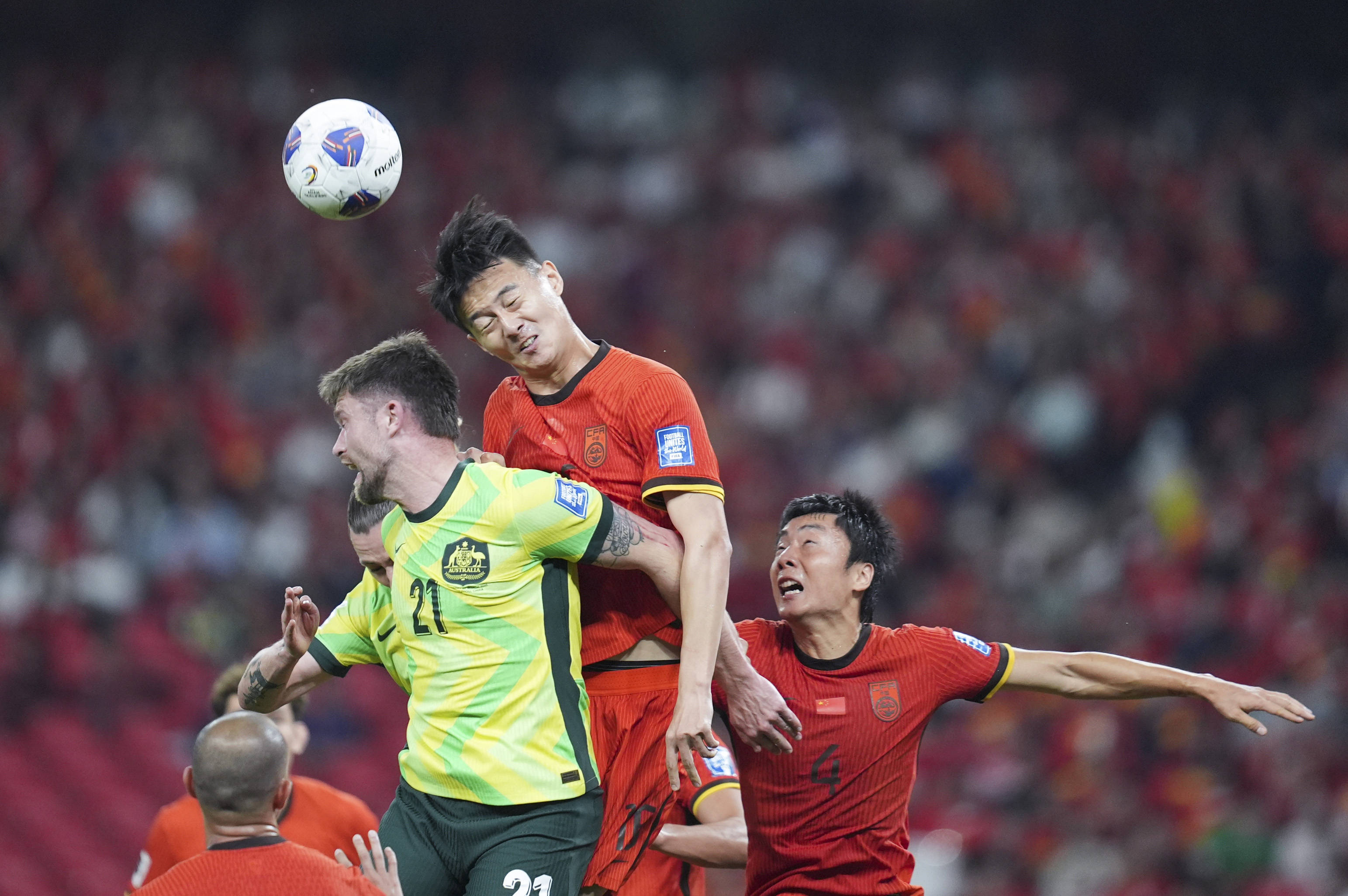 上海久事训练开放日，赛后门线救险引欢呼，葡超在即，资深球员宣示担当 