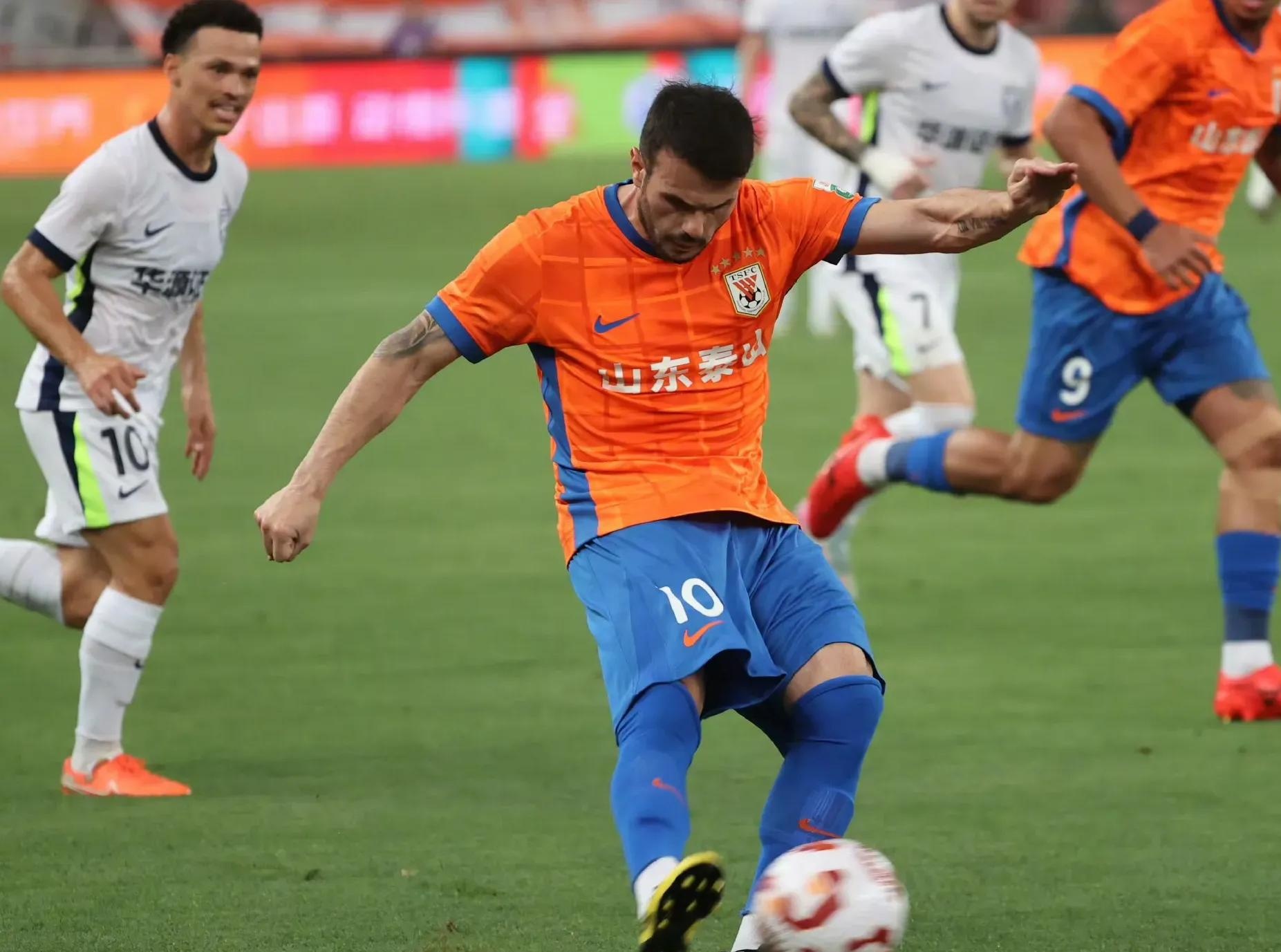 山东泰山全力迎战海港