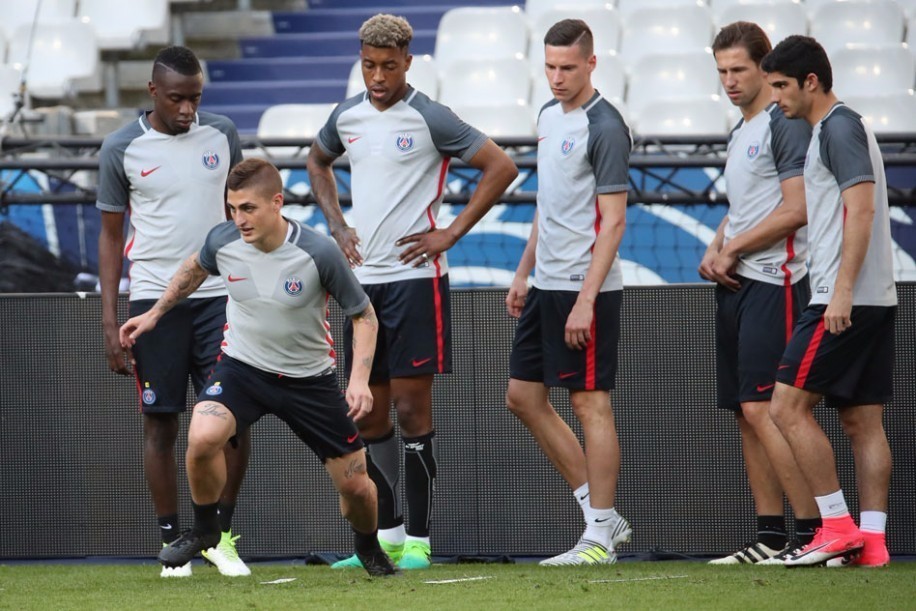 包含集结日广州队调整名单以备法国杯，调整名单环节打磨，媒体盛赞，医务组通报恢复的词条