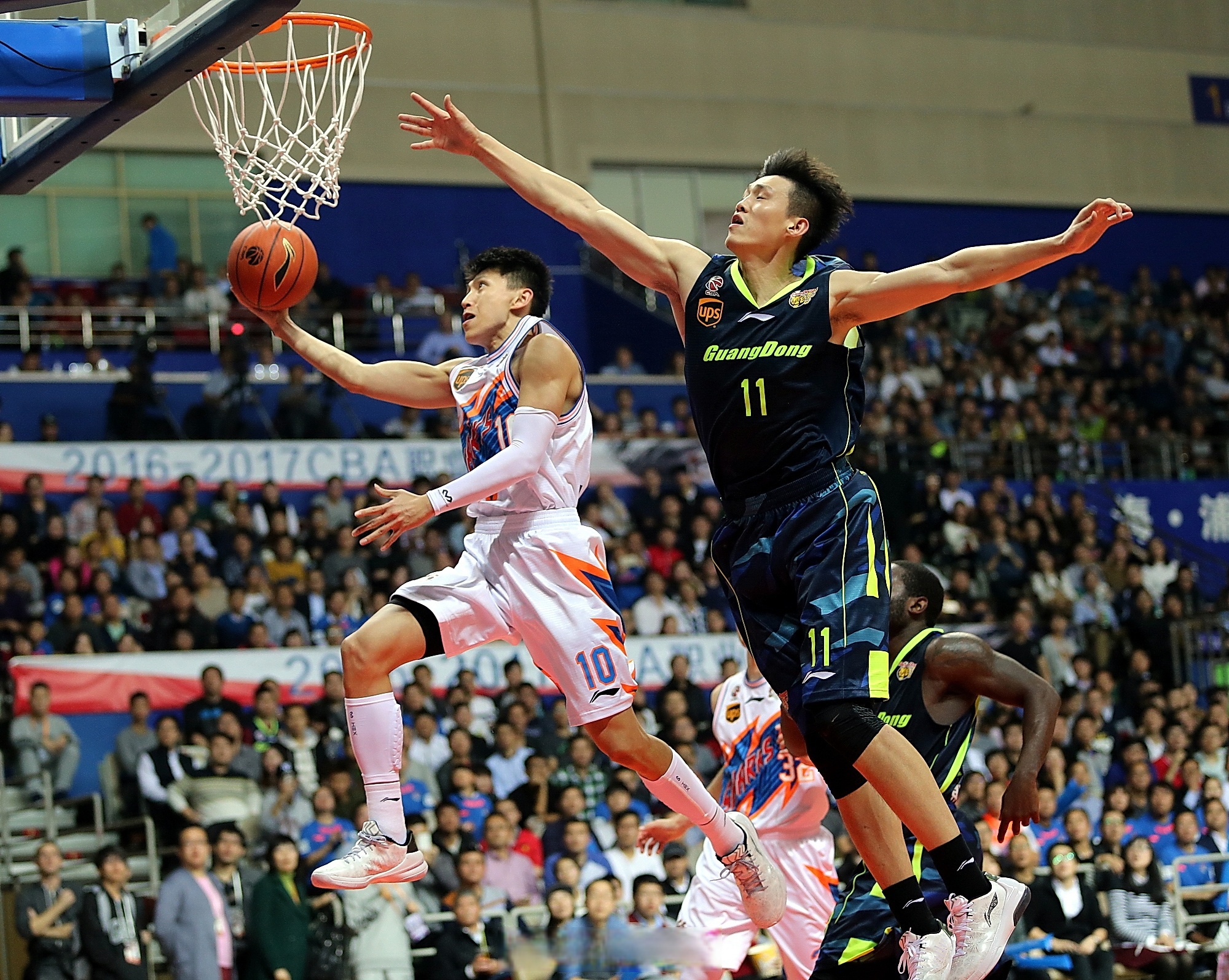 包含广州队训练开放日；关键时刻外线爆发引欢呼；NBA常规赛在即；球队文化再被提及的词条