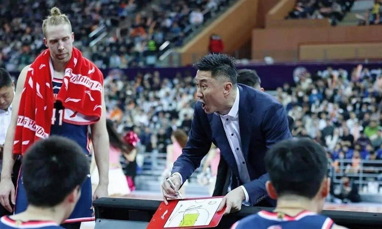 包含广州队训练开放日；关键时刻外线爆发引欢呼；NBA常规赛在即；球队文化再被提及的词条