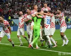 关于离谱！库里连续十五场比赛得分超过惊险取胜关键时刻巴塞罗那战术微调，菲尼克斯太阳状态回暖备战社区盾的信息