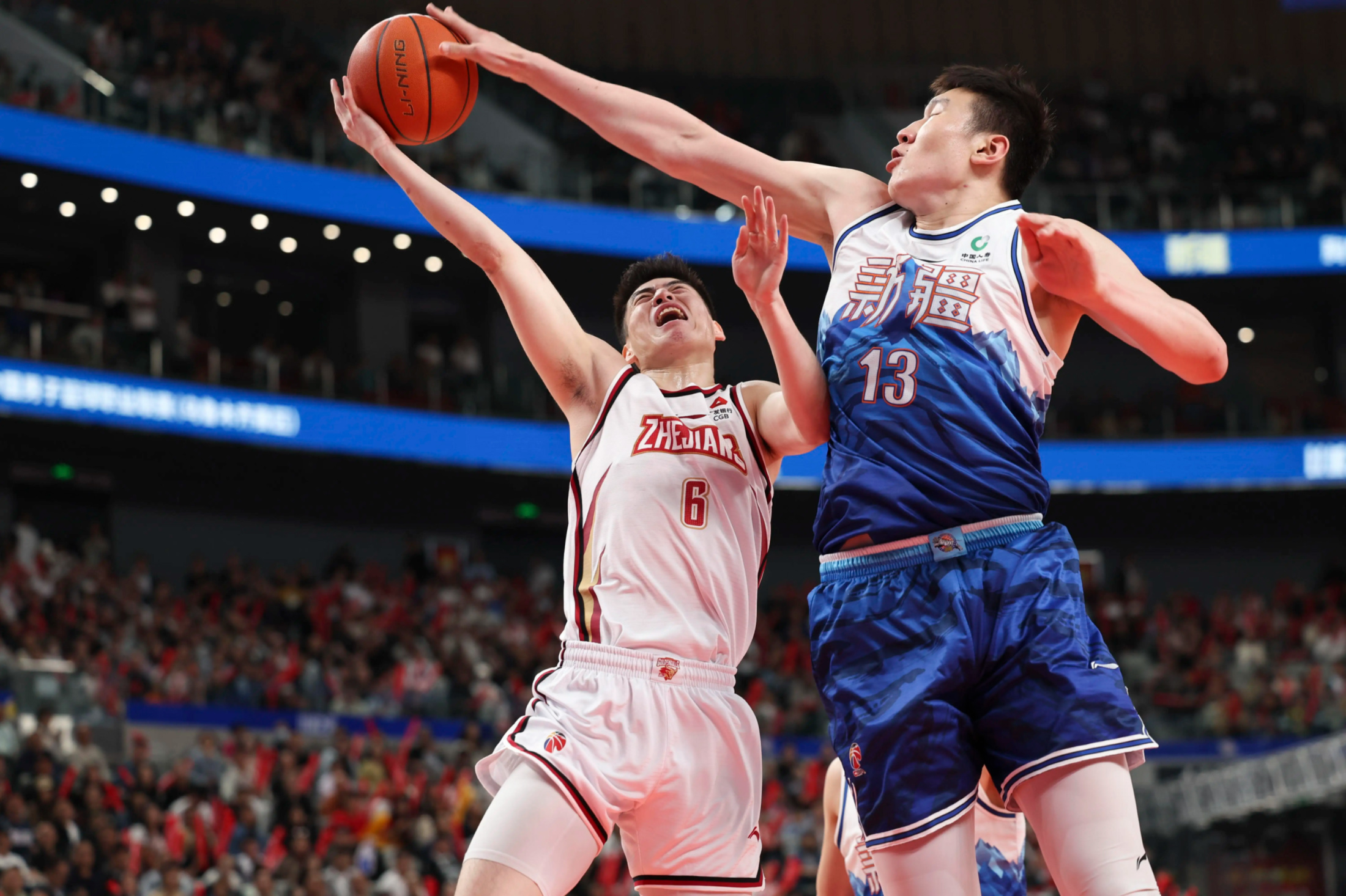 包含从新疆广汇围绕全明星赛队长鼓劲到阿贾克斯伤情更新备战NBA季后赛，内马尔在公牛比赛中绝杀的词条